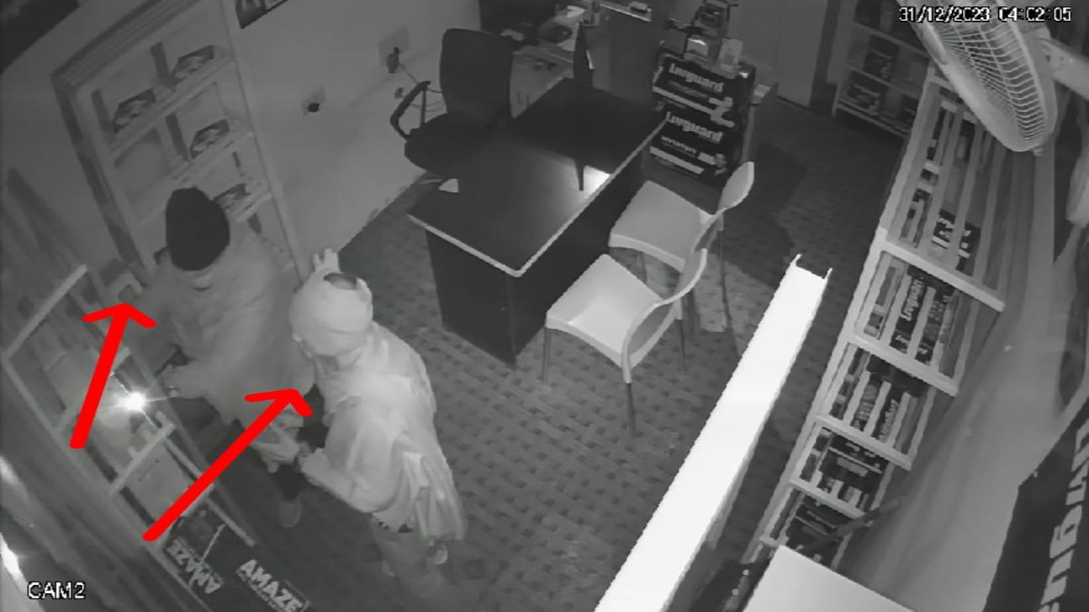 ये कैसा कानून! दुकान का ताला तोड़कर बैटरियां चुरा ले गए चोर, CCTV फुटेज और लिखित शिकायत के बाद भी पुलिस ने दर्ज नहीं की FIR 