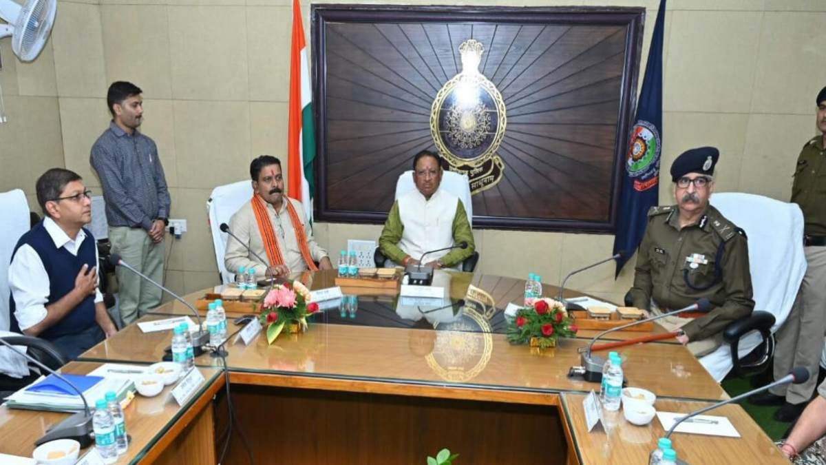 CG BREAKING : सीएम विष्णुदेव साय की अध्यक्षता में गृह विभाग की समीक्षा बैठक शुरू, विभाग के सचिव और DGP मौजूद