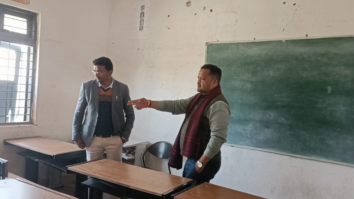 अचानक स्कूल पहुंचे विधायक: अव्यवस्था देखकर चढ़ा पारा, शिक्षकों की लगाई क्लास  