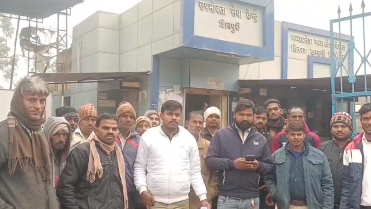 बिजली ऑफिस का घेराव: 22 दिनों से लाइट की समस्या से जूझ रहे लोग बोले- नहीं बदला गया ट्रांसफॉर्मर