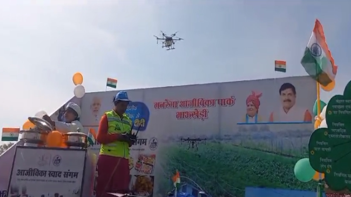 महिला सशक्तिकरण की अनूठी मिसाल, अब खेतों में दवा छिड़काव के लिए महिलाएं उड़ाएंगी ड्रोन 