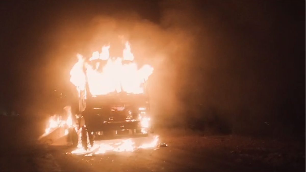 हाईवे पर धू-धू कर जला मक्का से भरा ट्रक:  ड्राइवर और क्लीनर ने कूदकर बचाई जान, इस वजह से हुआ हादसा 