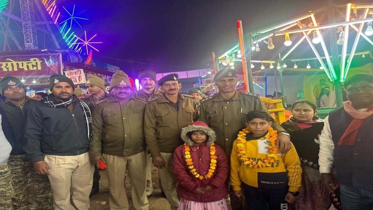 बच्चों को मिला पैसाें से भरा पर्स, किया ऐसा काम कि पुलिस ने गोद में लेकर घुमाया
