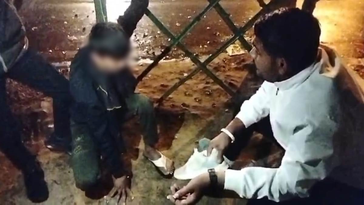 नाबालिग को बंधक बनाकर पीटने का Video: बच्चे के मुंह में उड़ाता रहा सिगरेट का धुआं, युवक ने जूते से पीटा
