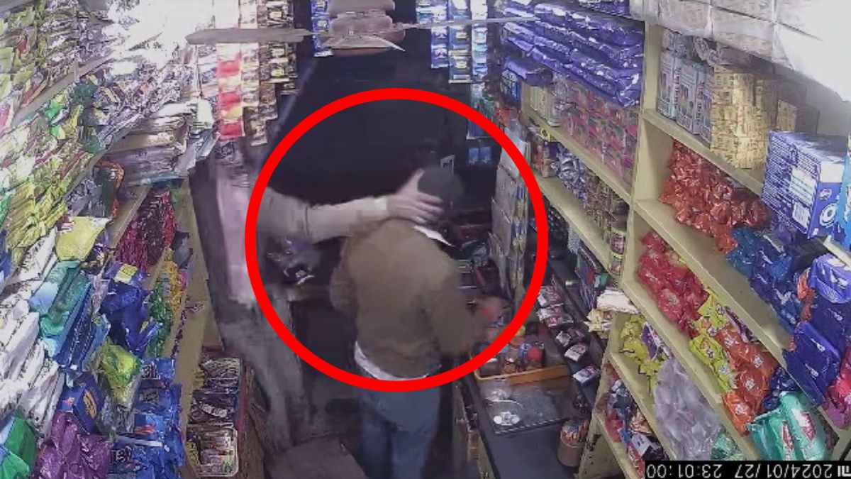 वर्दी की गर्मी में धौंस : पुलिसकर्मियों ने दुकान संचालक से की गाली-गलौज और मारपीट, SP ने किया लाइन अटैच, देखें VIDEO …