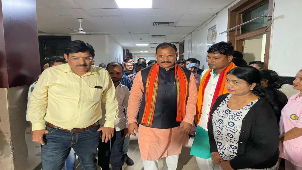 पदभार ग्रहण करते ही एक्‍शन मोड में आए स्वास्थ्य मंत्री, डीकेएस अस्पताल का किया औचक निरीक्षण, कहा- ‘मैं कार्रवाई करने के लिए नहीं व्यवस्था सुधारने आया हूं’