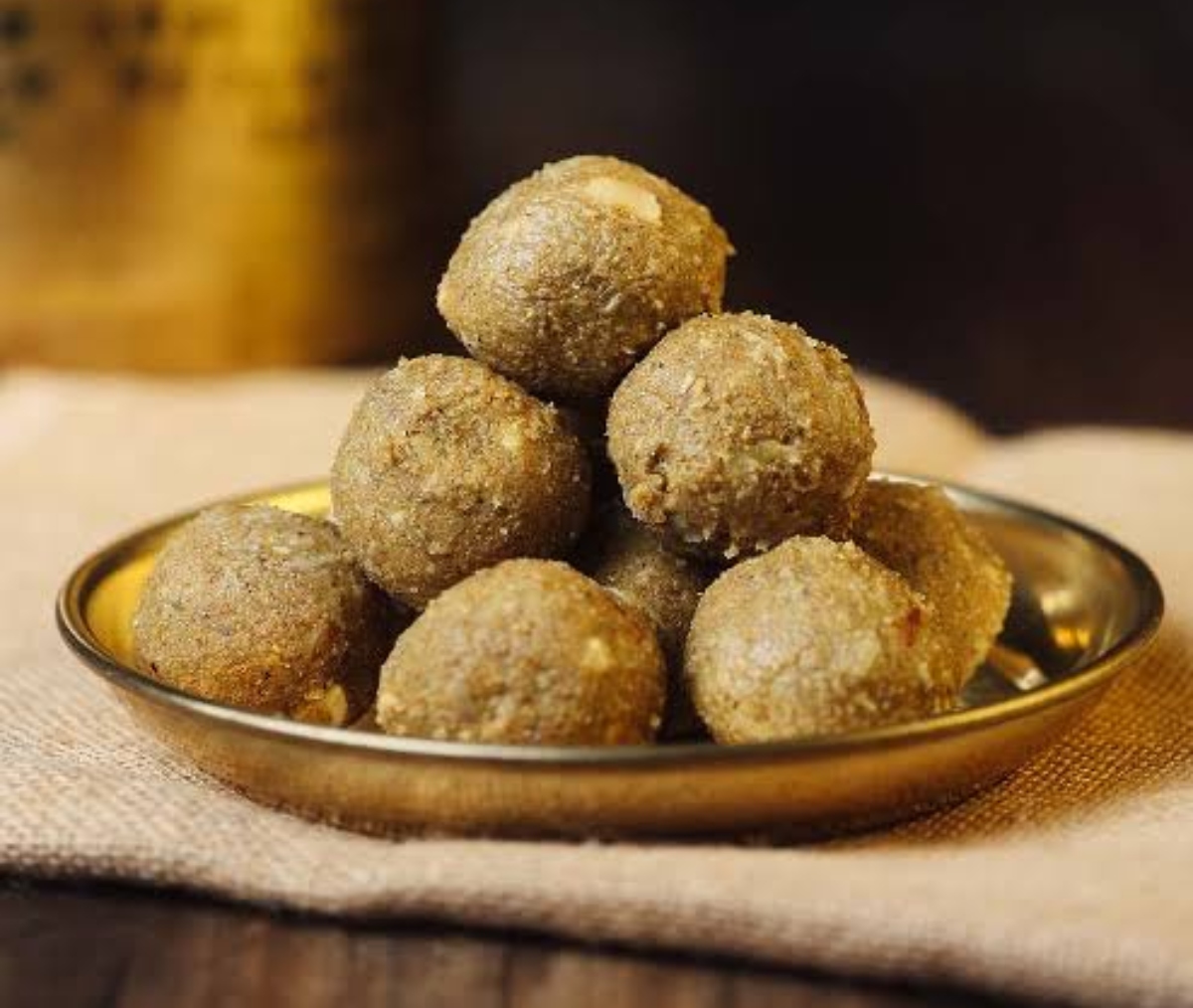 Dhaniya Ka Laddu: बहुत टेस्टी होता है धनिया लड्डू, ठंड में खाने से सेहत को भी मिलता है लाभ