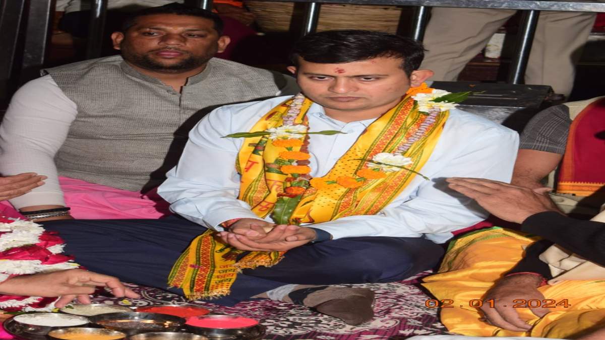 नए कलेक्टर पहुंचे बाबा महाकाल की शरण मेंः नीरज सिंह ने भगवान श्री महाकालेश्वर के दर्शन के बाद लिया चार्ज
