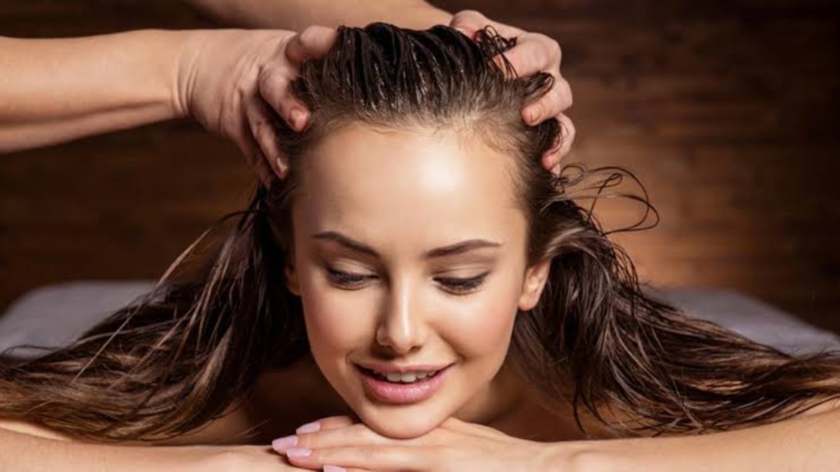 Hot Oil Treatment for Hair: बालों को चंपी करने से मिलता है बहुत फायदा, यहां जाने किस आयल से करें हॉट चम्पी