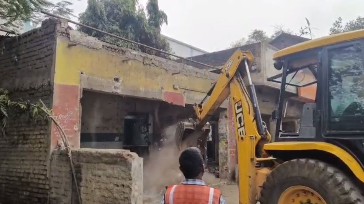 90 सालों से बस स्टैंड पर था अतिक्रमण: आधा दर्जन से ज्यादा पक्की इमारतों पर चला बुलडोजर, पूर्व नगर परिषद अध्यक्ष ने किया था अवैध कब्जा