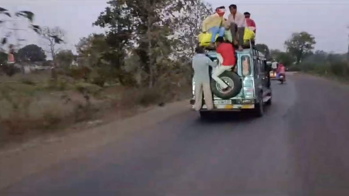 जोखिम भरे सफर का Video हुआ Viral, सामने आई पुलिस प्रशासन की लापरवाही