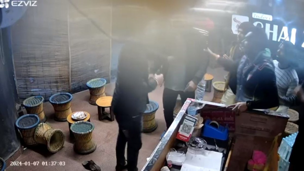 नाइट कल्चर में बदमाशों के हौसले बुलंद: डिस्पोजल ग्लास मांगने पर हुआ विवाद, चार युवाओं ने कैफे संचालक की कर दी पिटाई, CCTV में घटना कैद