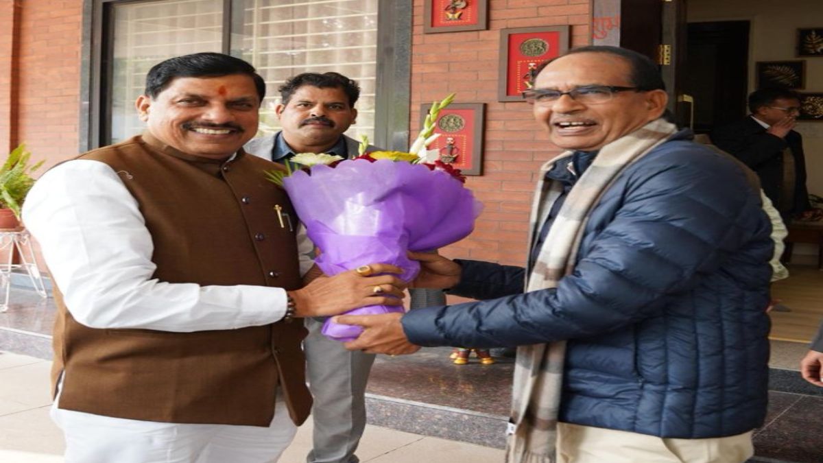 ‘मामा के घर’ पहुंचकर CM डॉ मोहन ने की मुलाकातः बोले- वे हमारे पूर्व मुख्यमंत्री, उन्होंने लागू की है कई योजनाएं, शिवराज से मंत्री अहिरवार भी मिले