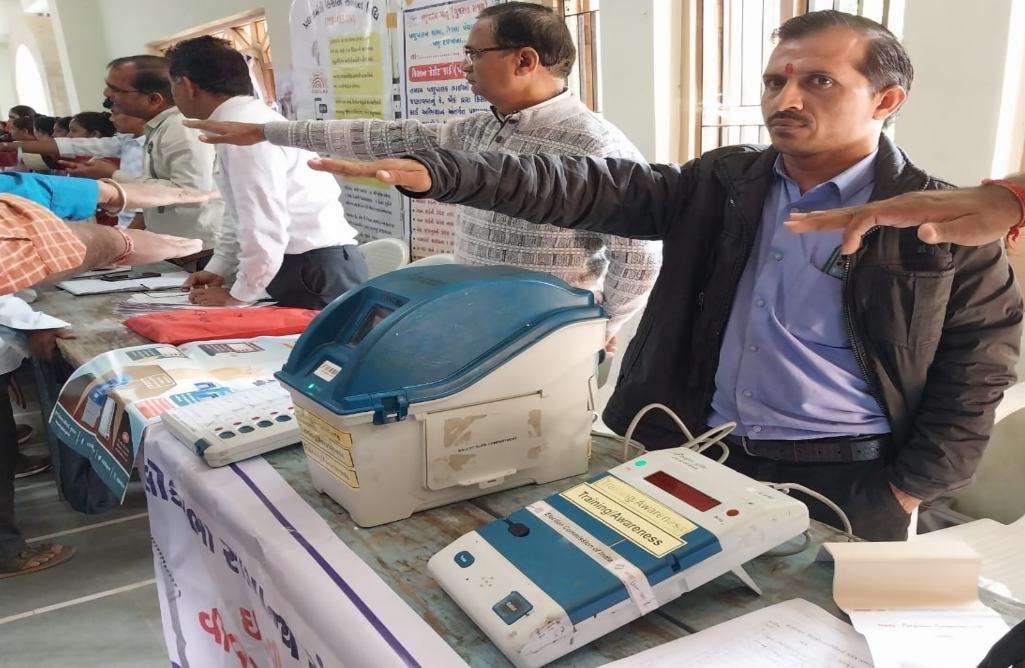Lalluram EXCLUSIVE: विकसित भारत संकल्प यात्रा में उतारी गई EVM, लोकसभा चुनाव से पहले लोगों को किया जा रहा जागरुक