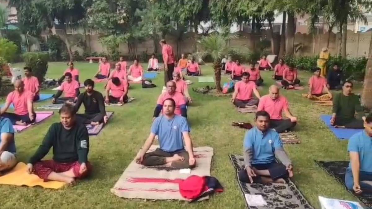 MP News: योग से बीमारियों को मात देना सिखा रही मस्तों की टोली, शहर के आम लोगों की पहल