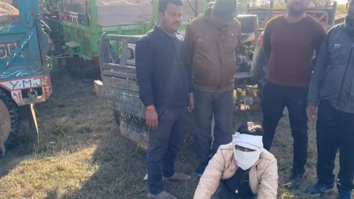 मुख्य सचिव की नाराजगी के बाद एक्शन: रेत माफियाओं पर प्रशासन की कड़ी कार्रवाई, रेत से भरे 5 अवैध ट्रैक्टरों को पकड़ा
