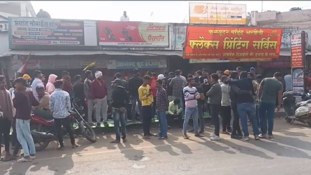 परिवार के साथ पान खाने गए VHP नेता के साथ मारपीट: बजरंग दल व ग्रामीणों ने किया प्रदर्शन, पुलिस ने आरोपियों का निकाला जुलूस