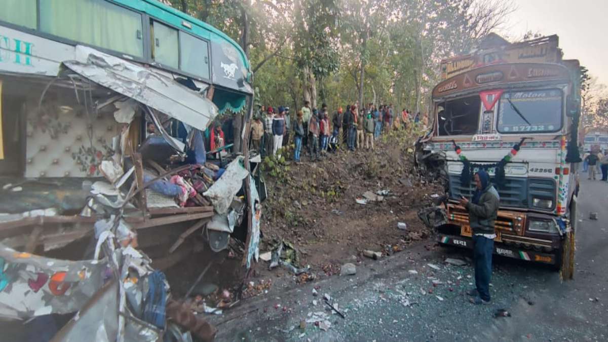 MP सड़क हादसाः ट्रक और बस में सीधी भिड़ंत से 7 लोग घायल, एक की हालत नाजुक, बस जा रही थी गुजरात से चित्रकूट