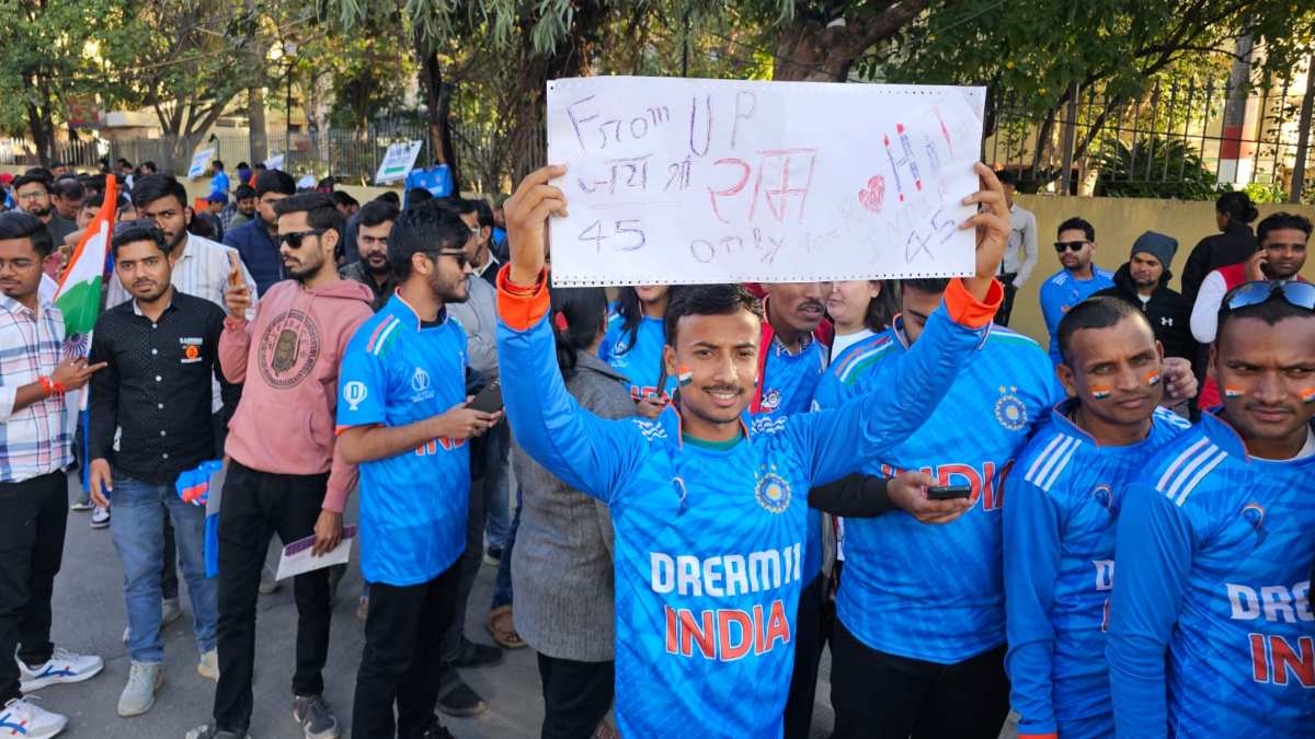 इंदौर में टी 20 मैचः यहां भी जय श्रीराम की गूंज, हाथों में पोस्टर लेकर पहुंचे खेल प्रेमी, लगाए नारे