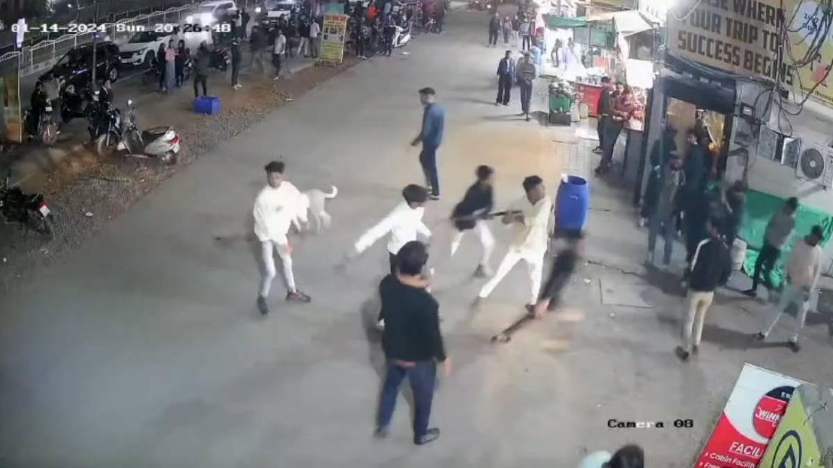 मामूली कहासुनी के बाद ठेला संचालक के साथ मारपीट: बदमाशों ने चाकू से हमला कर किया घायल, वारदात CCTV में कैद
