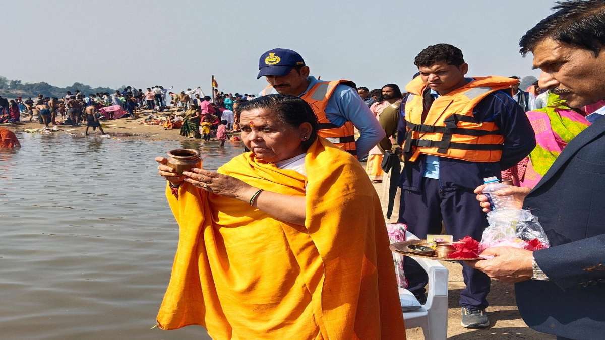 सलकनपुर पहुंची उमा भारती: आंवली घाट पर बैठकर लगाया ध्यान, मां बिसाजन का दर्शन कर की पूजा-अर्चना