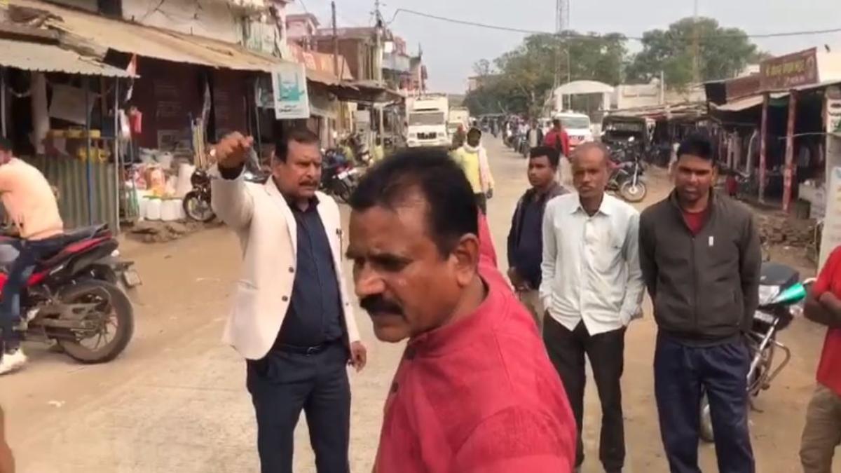 थानेदार की गुंडागर्दी का VIDEO: बिना वर्दी में महिला फूड इंस्पेक्टर के सामने सब्जी वाले को दी गालियां, कार्रवाई की मांग
