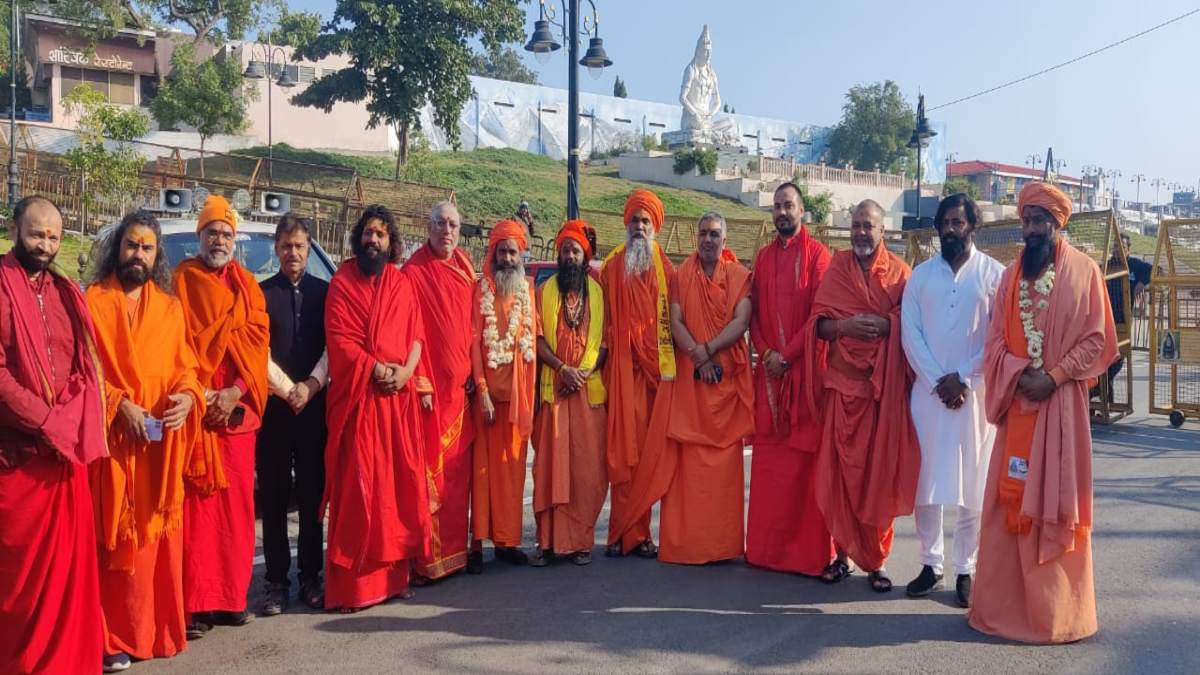 बाबा महाकाल के दर्शन कर अयोध्या रवाना हुए संत समाज, उज्जैन से भेजी गई ये सामग्री