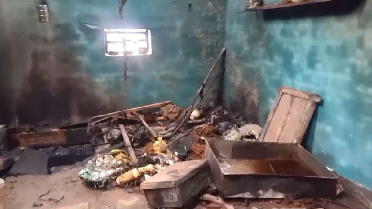 सुकून की नींद में धुआं की चुभन: घर में लगी आग, गृहस्थी का सामान जलकर हुई राख