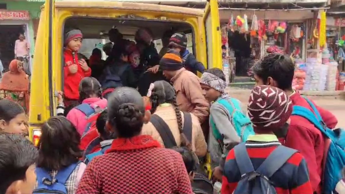 Video: CM की गाउडलाइन का नहीं हो रहा पालन, बच्चों को ठूंस-ठूंसकर ले रहे स्कूल वाहन
