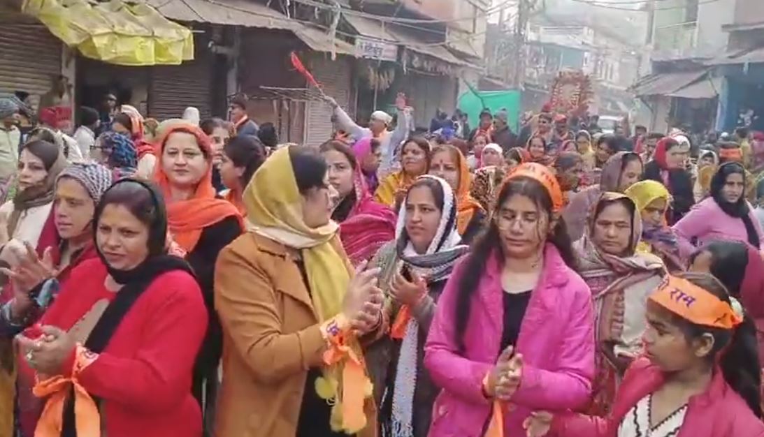 राममय में डूबा दतिया: रामधुन गाते हुए जगह-जगह महिला-पुरुषों की निकली टोलियां, देखें Video