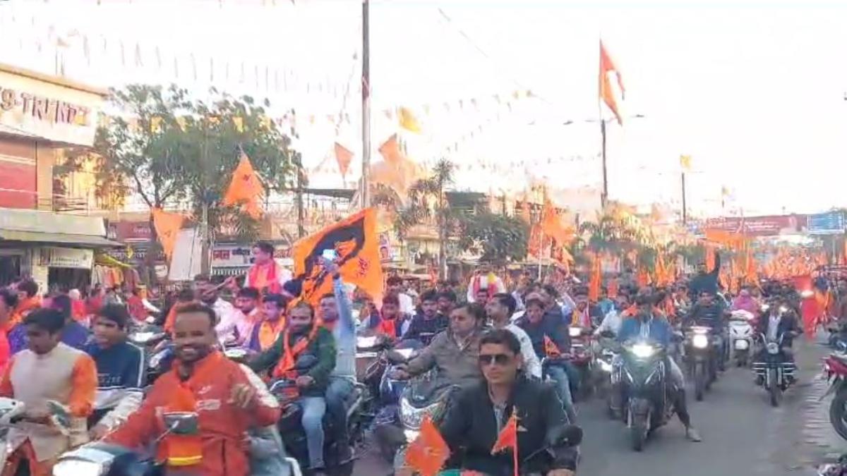 प्राण प्रतिष्ठा महोत्सव: युवाओं ने निकाली हिंदू गर्जना वाहन रैली, भगवा ध्वज लहराकर लगाए जय श्री राम के नारे