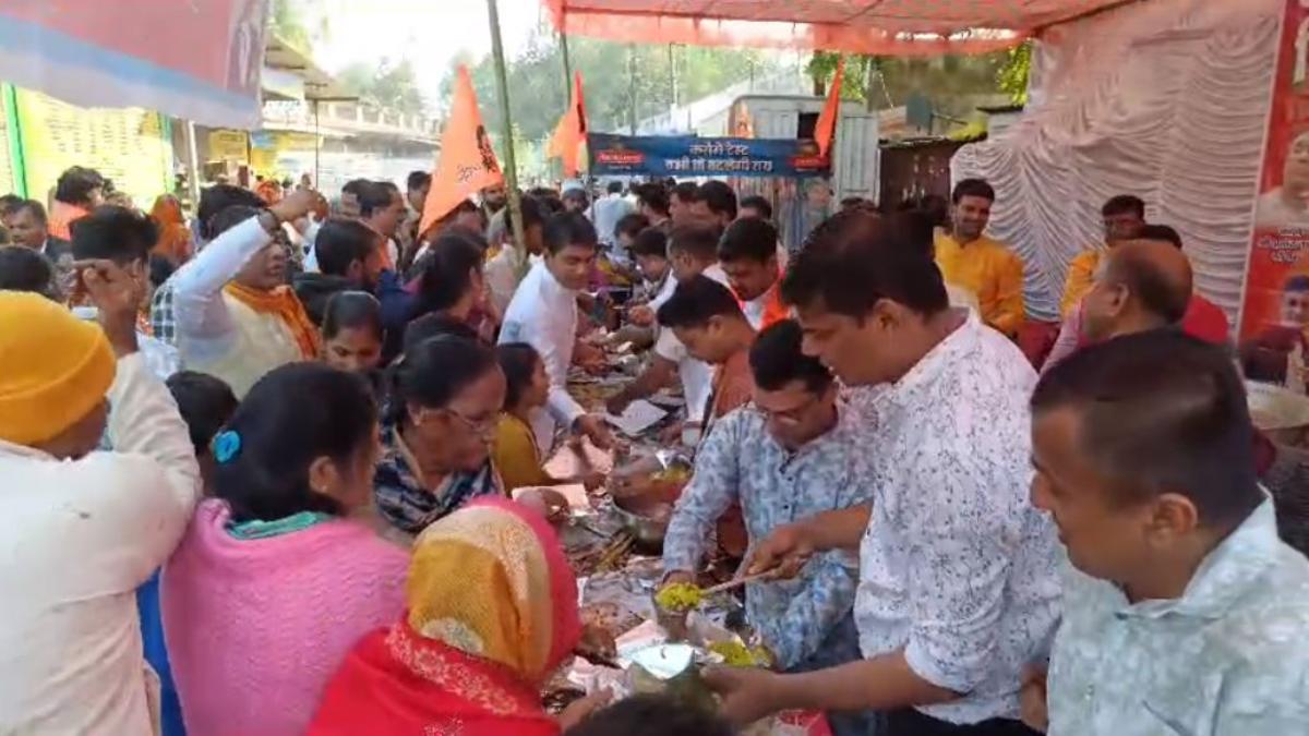 रामलला की प्राण प्रतिष्ठा: प्रतिष्ठान बंद कर व्यापारी 108 कुंडी राम गायत्री महायज्ञ में हुए शामिल, मंदिर के बाहर लगाई चाय और पोहा की स्टॉल