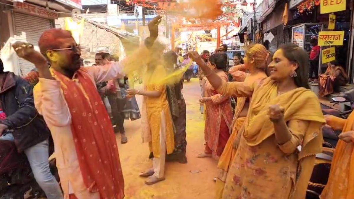 रामलला की प्राण प्रतिष्ठा: दिन में होली तो रात में मनेगी दिवाली, महिलाओं ने किया गरबा नृत्य