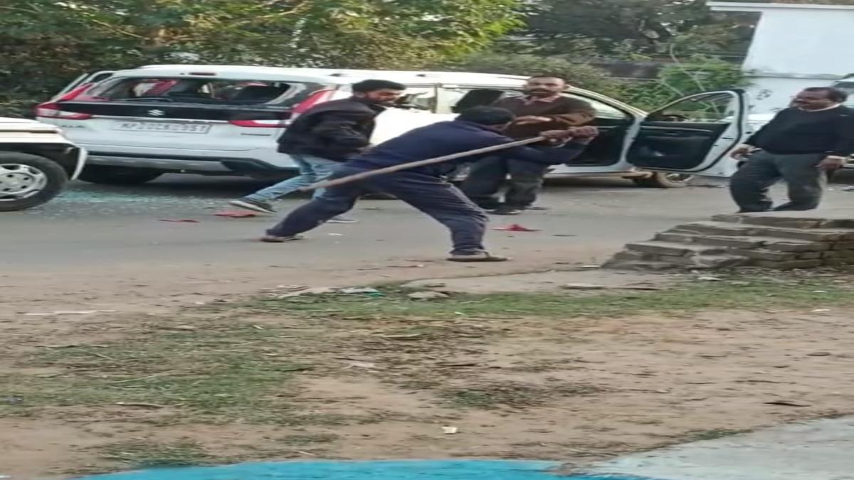 SDM की गुंडागर्दी का Video वायरल: पहले की युवकों की पिटाई, फिर फर्जी केस दर्ज करने की दी धमकी