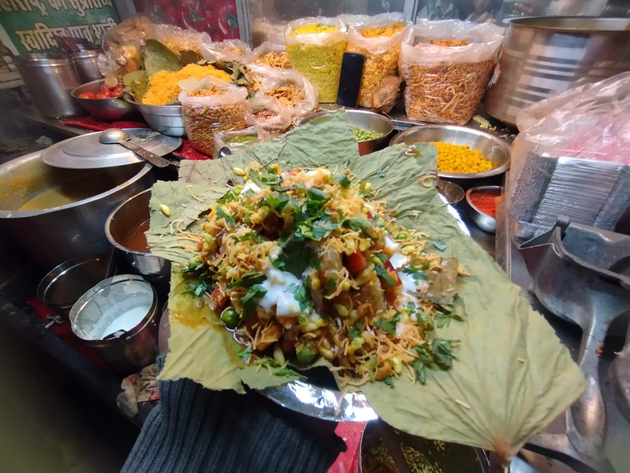 Raipur Famous Street Food: पत्तल में यहां परोसी जाती हैं गरमा गर्म चाट, क्या आपने कभी लिया है यहां स्वाद ?