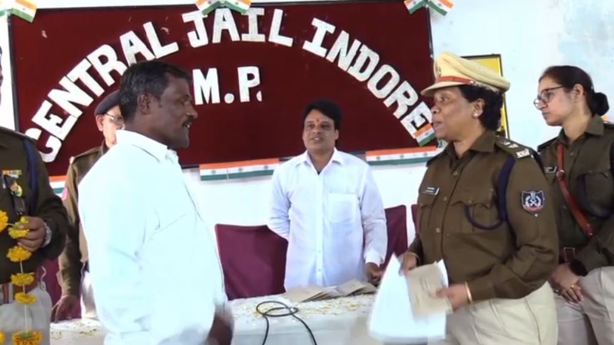 Republic day 2024: सेंट्रल जेल से रिहा हुए 12 कैदी, जेल प्रशासन ने किया मिठाई और शाल भेंट