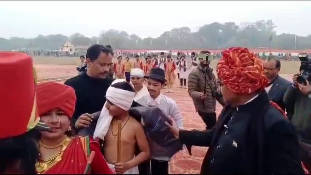 गणतंत्र दिवस समारोह: मासूम छात्रों पर स्कूल प्रबंधन का ‘परफॉर्मेंस टॉर्चर’, प्रस्तुति रोक कलेक्टर ने जताई नाराजगी, 5 डिग्री तापमान में बिना कपड़ों में कांपते रहे मासूम