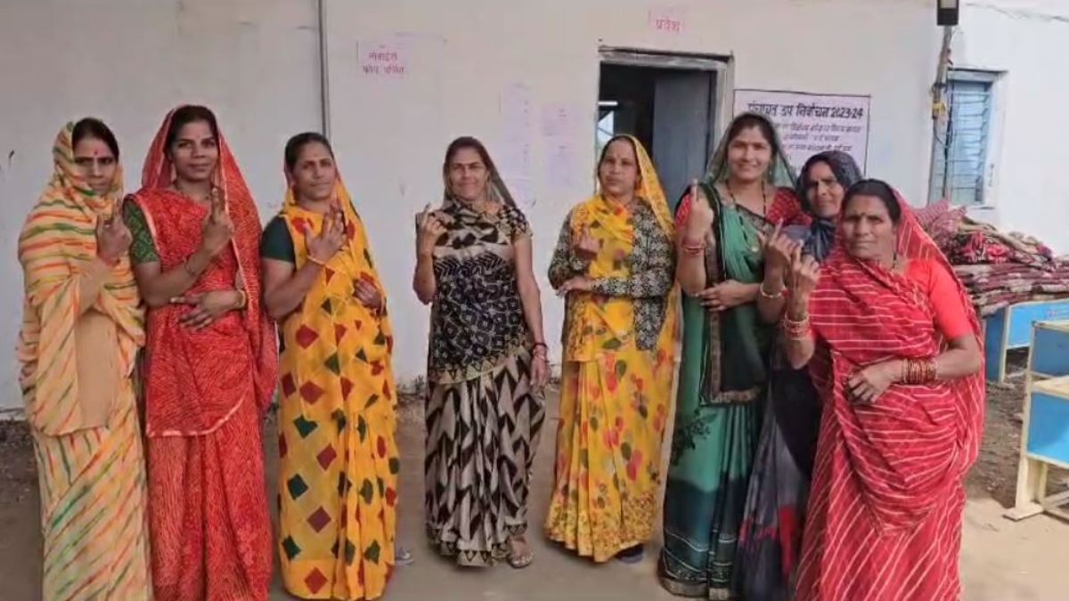 जिला पंचायत उपचुनाव के लिए वोटिंग जारी: जिले के वार्ड नंबर 2 में मतदान कर रहे मतदाता, जानें कब होगी मतगणना