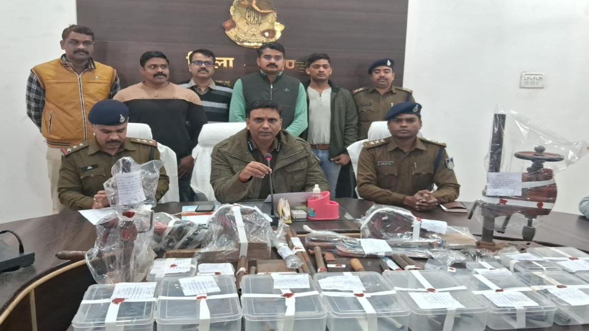 अवैध हथियार बनाने वाले गिरोह का पर्दाफाश: 3 आरोपी चढ़े पुलिस के हत्थे, 7 कट्टे समेत मशीन जब्त