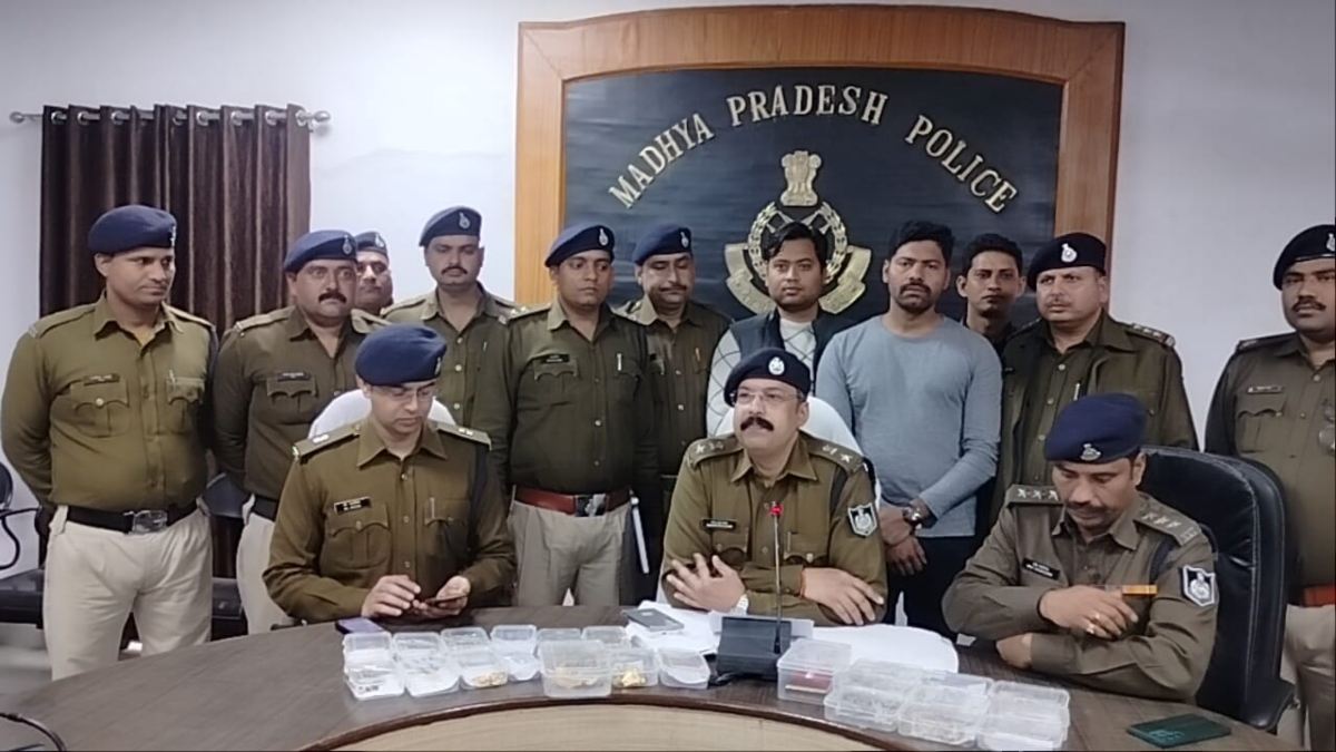 चोरों पर पुलिस का शिकंजा: कई चोरी की वारदातों को अंजाम देकर हुए थे फरार, अब हुए गिरफ्तार