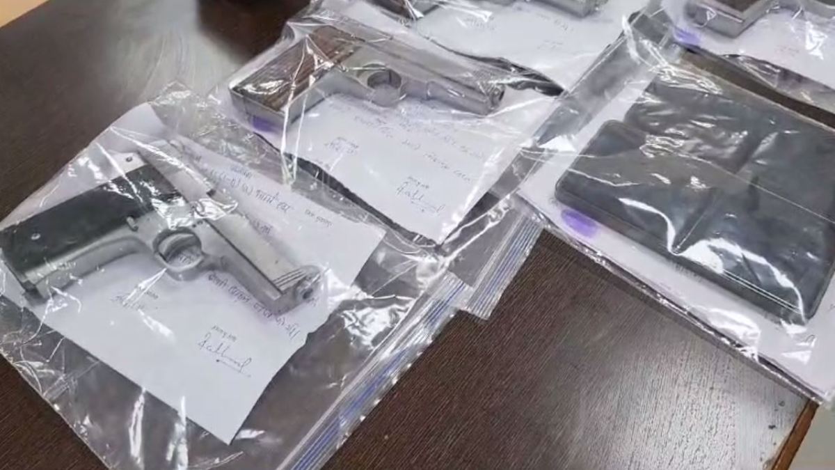 अवैध तस्करों का पर्दाफाश: 14 देसी पिस्टल के साथ दो मोबाइल जब्त, पूछताछ में जुटी पुलिस