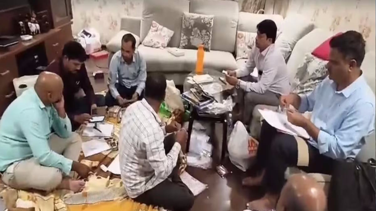 एसीबी के छापे में अफसर के घर मिली 100 करोड़ की संपत्ति, 40 लाख कैश, 2 किलो सोना के साथ 60 महंगी घड़ियां शामिल…