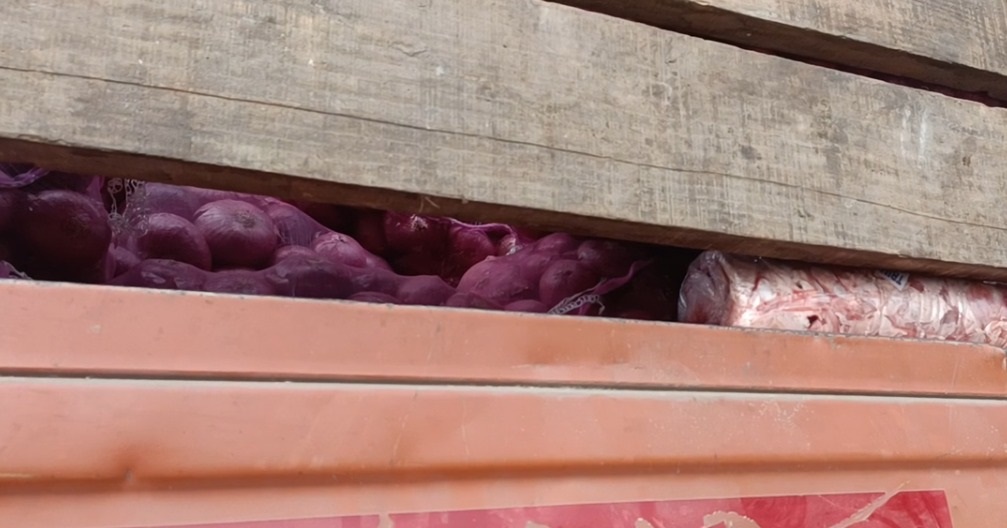 प्याज की आड़ में गोमांस की तस्करी, ट्रक ड्राइवर और कंडक्टर गिरफ्तार