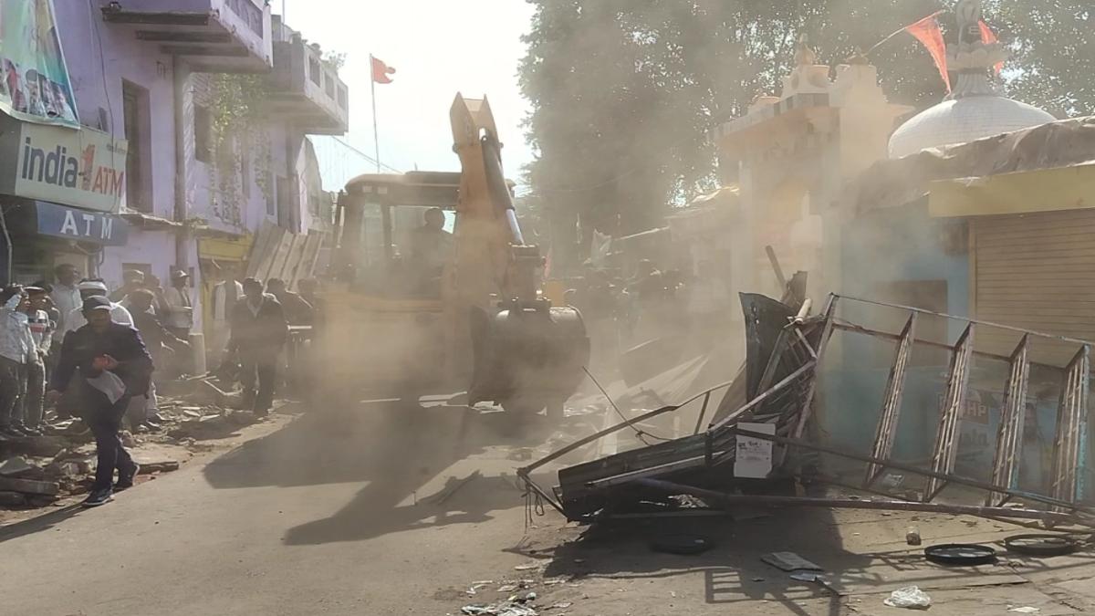 पुलिस थाने पर गरजा बुलडोजर: बॉउंड्रीवाल समेत इन दुकानों पर चला पीला पंजा, कार्रवाई से मचा हड़कंप
