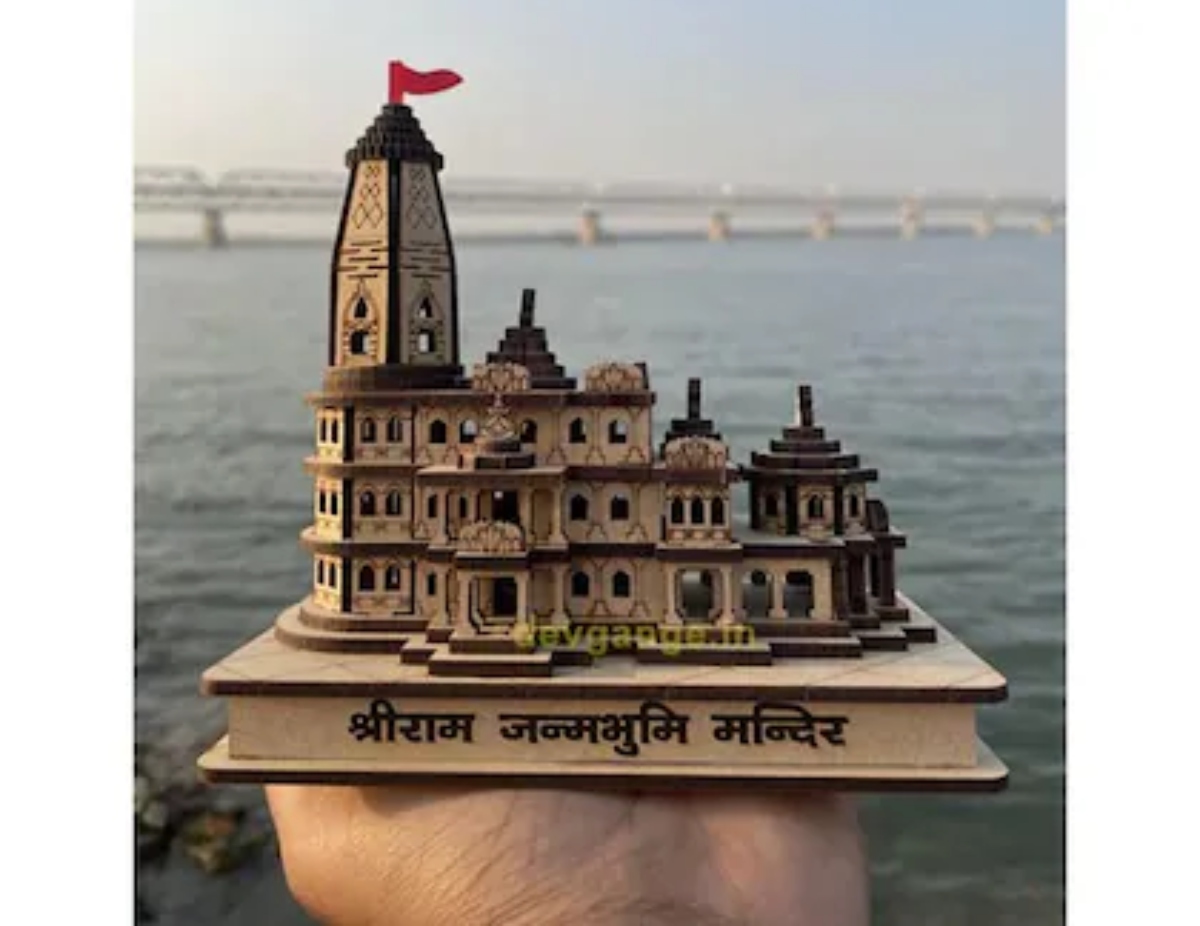 Ram Mandir Wood Model: प्राण-प्रतिष्ठा से पहले विदेशों में बढ़ी अयोध्या राम मंदिर मॉडल की मांग, लकड़ी और पीतल के मॉडल बिक रहे हाथों हाथ…