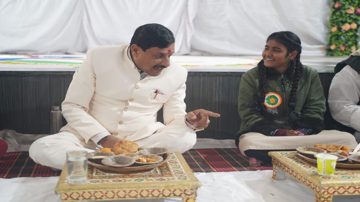 Republic Day 2024: सीएम डॉ मोहन ने बच्चों के साथ किया भोजन, की बातचीत, देखें तस्वीरें