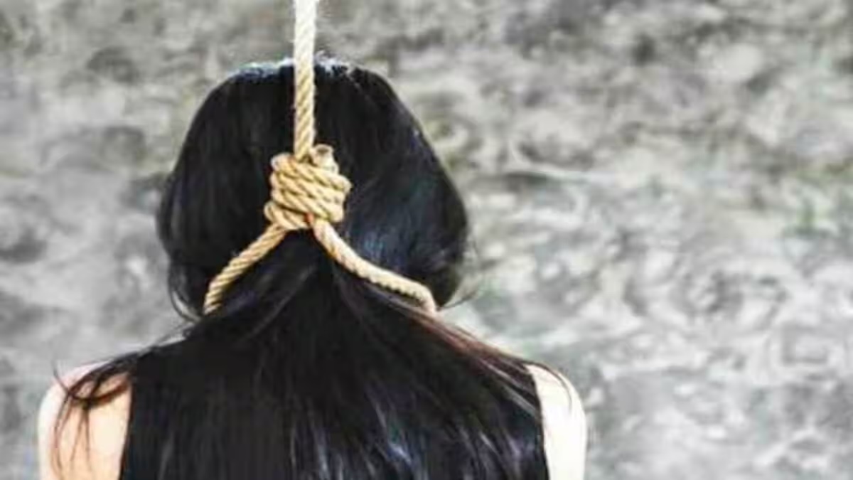 खोरधा में क्लिनिक परिसर में महिला कर्मचारी का शव लटका मिला