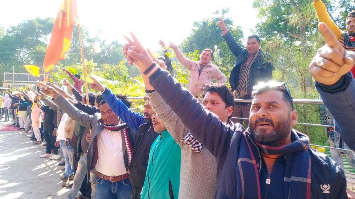 अजब-गजब ‘उंगली दिखाओ’ प्रदर्शन: निगम की ईकोग्रीन कर्मचारियों का अनोखा प्रदर्शन, अधिकारियों को सफाईकर्मियों ने ‘उंगली’ दिखाकर दी चेतावनी
