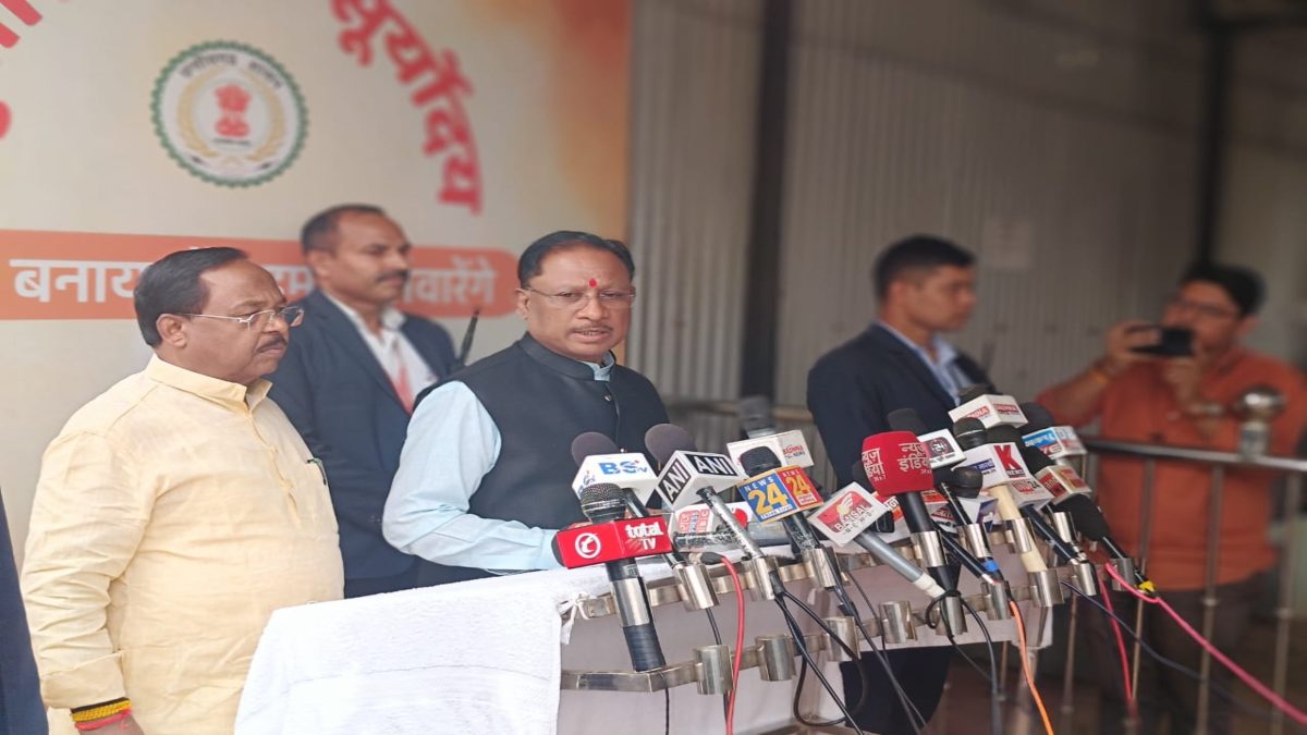 CM साय, नेताम और कश्यप सुकमा रवाना, किरण सिंहदेव के पिता के अंतिम संस्कार में होंगे शामिल, मुख्यमंत्री बोले- राम वन गमन पथ में हुए भ्रष्टाचार की होगी जांच