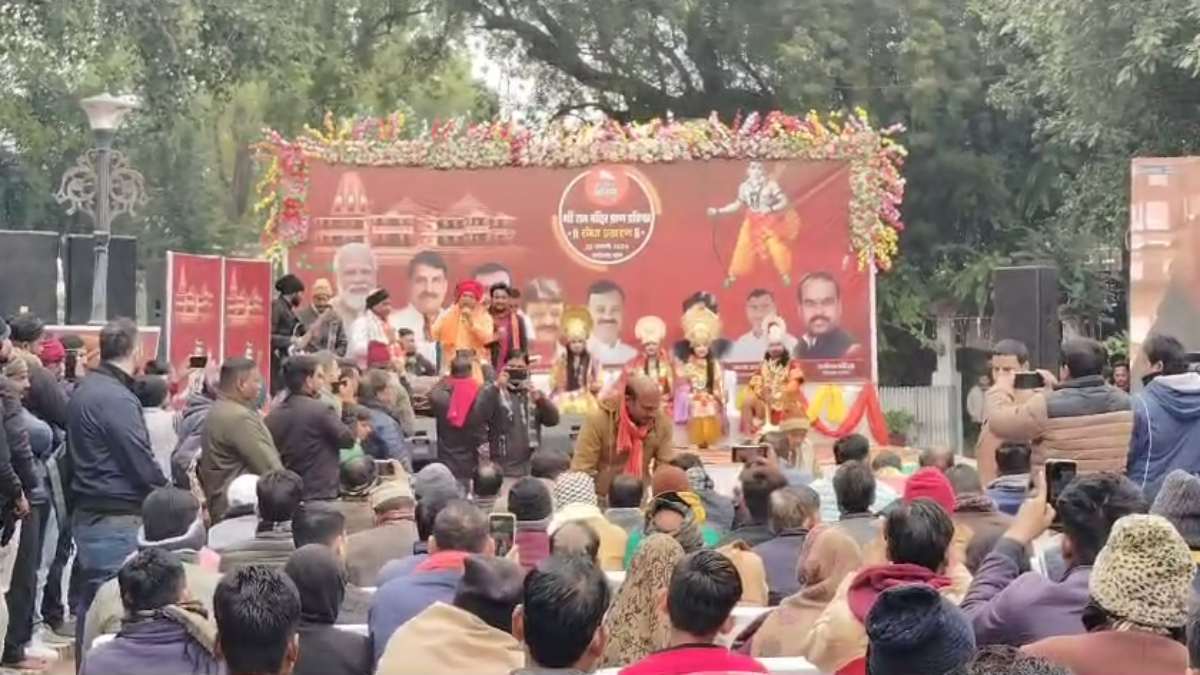 राममय हुआ खजुराहो: बुंदेलखंड के मशहूर गायक ने दी भजन की प्रस्तुति, प्राण प्रतिष्ठा के लाइव प्रसारण को देख खुश हुए विदेशी पयर्टक